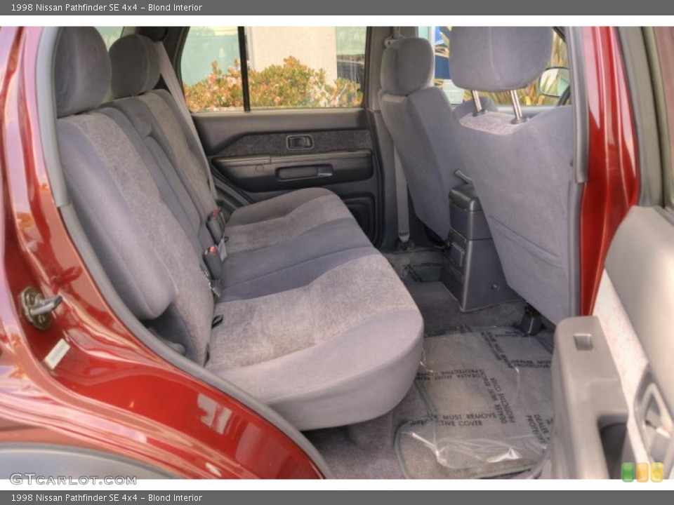 Blond Interior Photo for the 1998 Nissan Pathfinder SE 4x4 #49078187