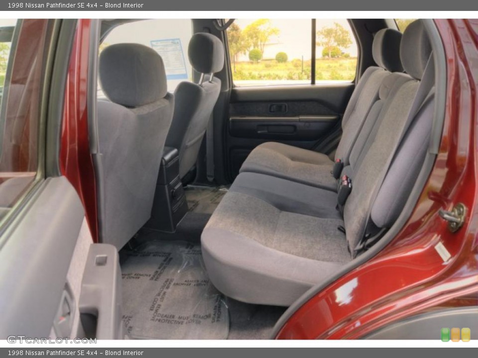 Blond Interior Photo for the 1998 Nissan Pathfinder SE 4x4 #49078196