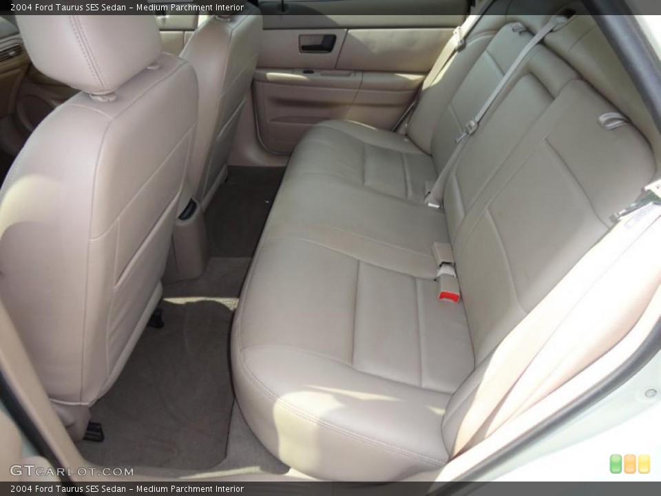 Medium Parchment Interior Photo for the 2004 Ford Taurus SES Sedan #49123970