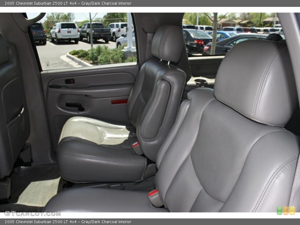 Gray/Dark Charcoal Interior Photo for the 2005 Chevrolet Suburban 2500 LT 4x4 #49158971