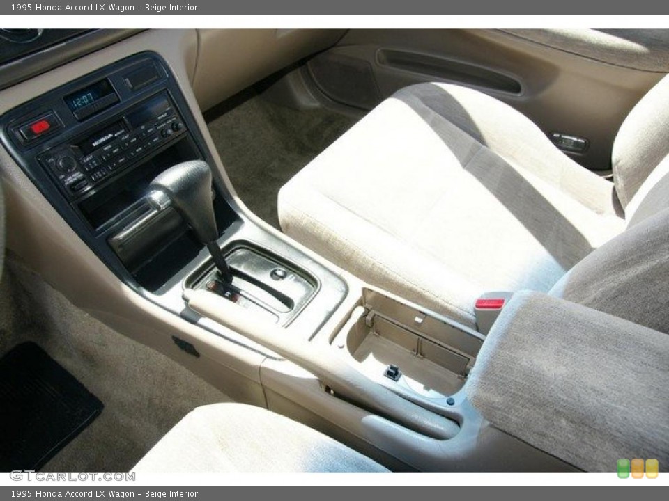 Beige Interior Photo for the 1995 Honda Accord LX Wagon #49160588