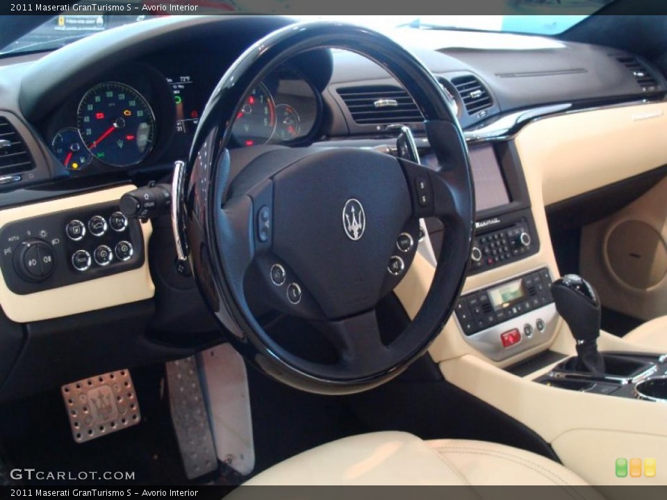 Avorio Interior Dashboard for the 2011 Maserati GranTurismo S #49183139