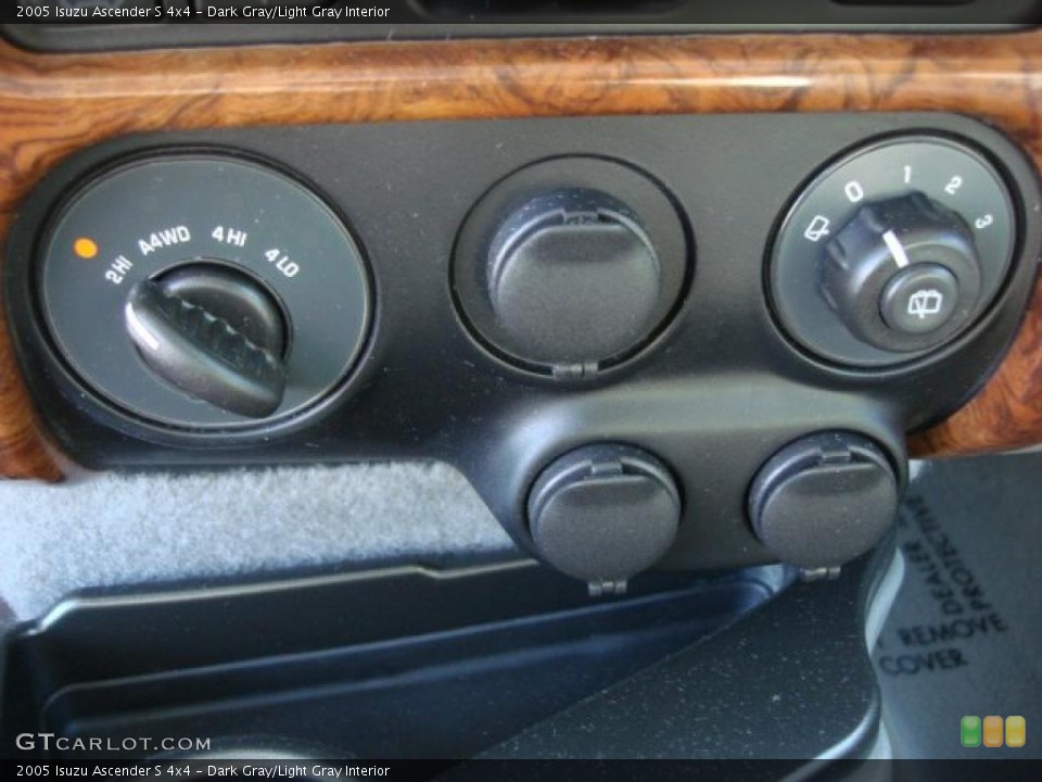 Dark Gray/Light Gray Interior Controls for the 2005 Isuzu Ascender S 4x4 #49228235