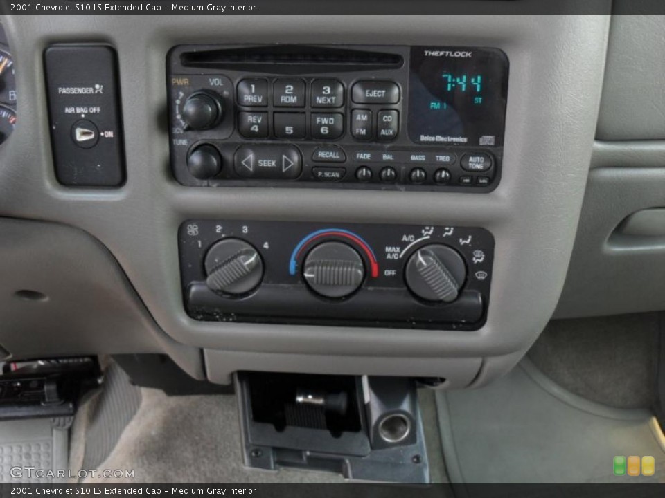 Medium Gray Interior Controls for the 2001 Chevrolet S10 LS Extended Cab #49240233