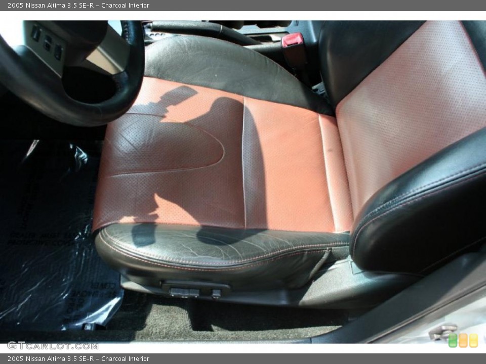 Charcoal Interior Photo for the 2005 Nissan Altima 3.5 SE-R #49285667