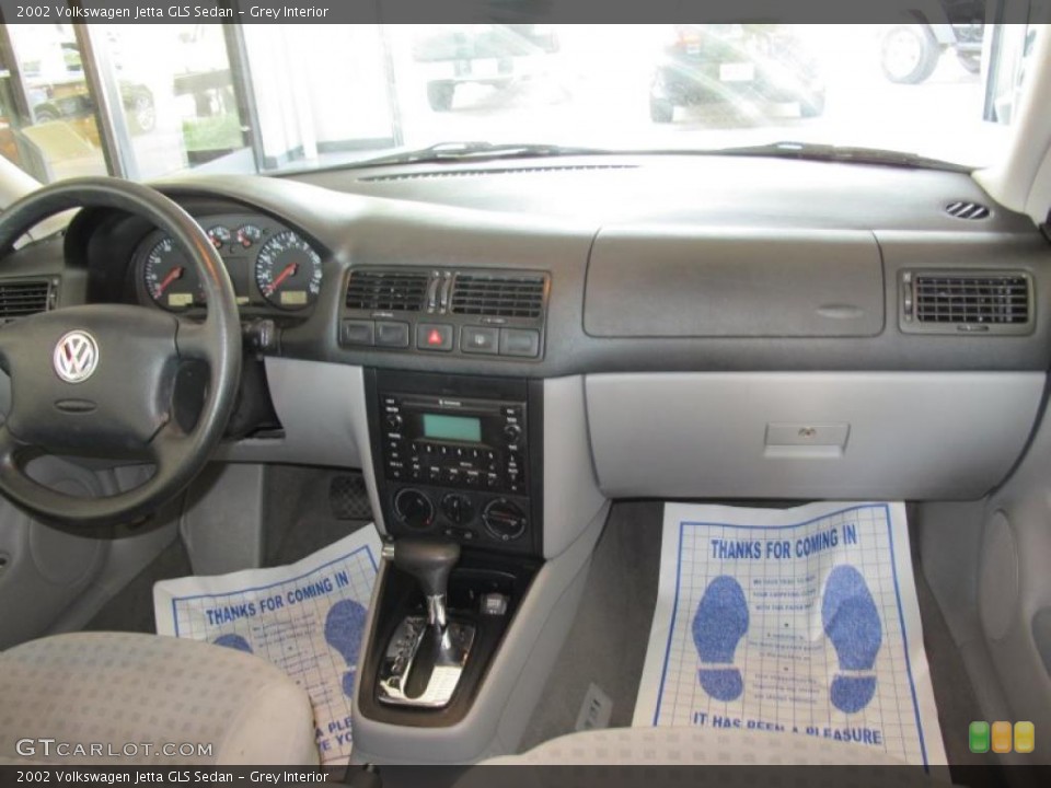 Grey Interior Photo for the 2002 Volkswagen Jetta GLS Sedan #49290188