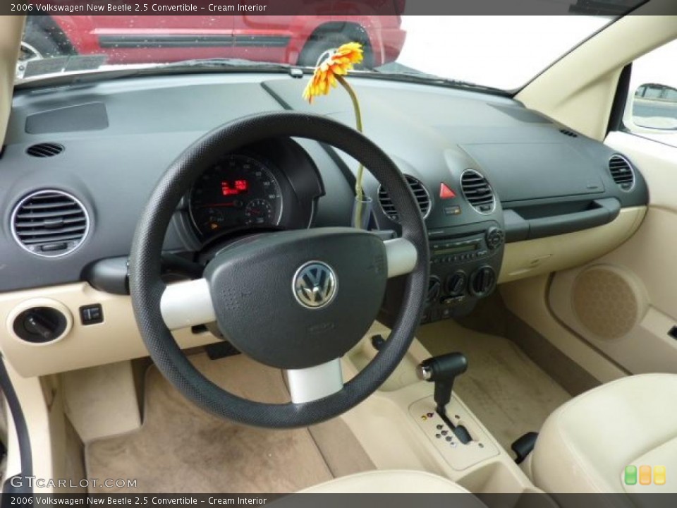 Cream Interior Photo for the 2006 Volkswagen New Beetle 2.5 Convertible #49385375