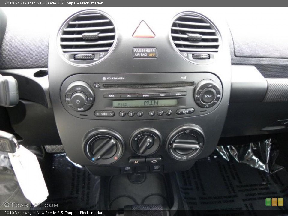 Black Interior Controls for the 2010 Volkswagen New Beetle 2.5 Coupe #49401203