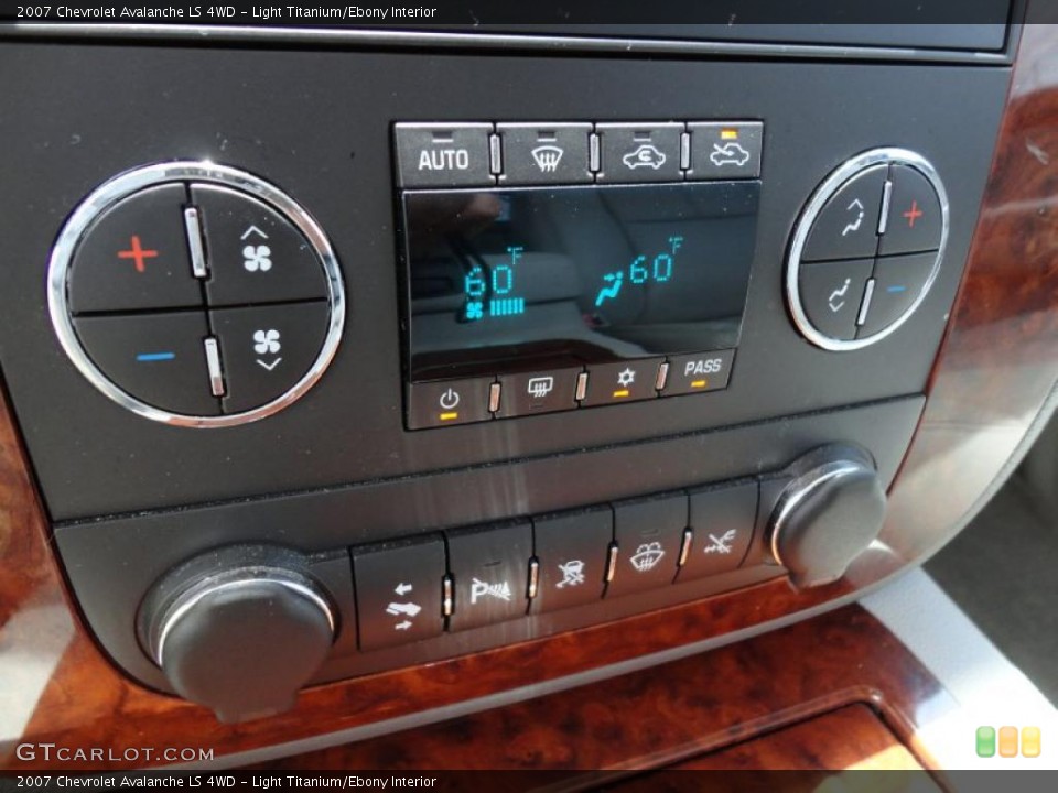 Light Titanium/Ebony Interior Controls for the 2007 Chevrolet Avalanche LS 4WD #49466215