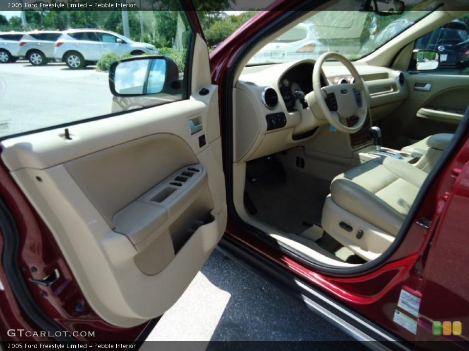 Pebble Interior Photo for the 2005 Ford Freestyle Limited #49478064