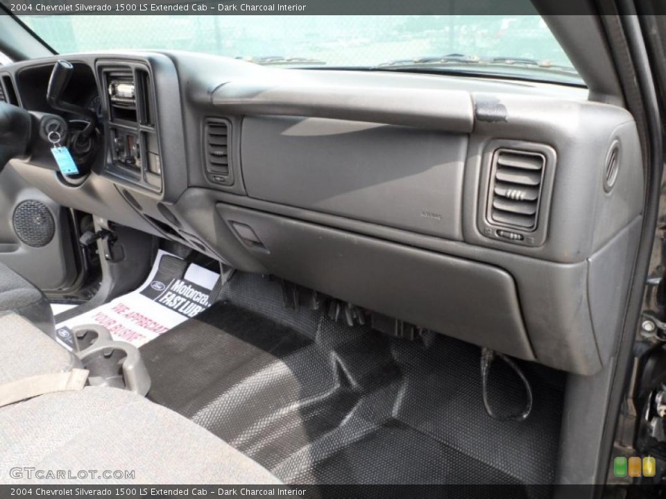 Dark Charcoal Interior Photo for the 2004 Chevrolet Silverado 1500 LS Extended Cab #49549865