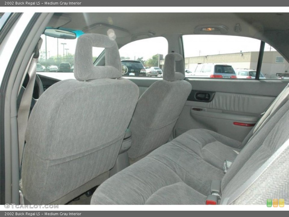 Medium Gray Interior Photo for the 2002 Buick Regal LS #49550792