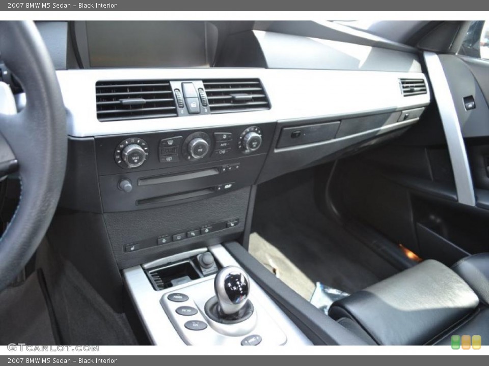 Black Interior Controls for the 2007 BMW M5 Sedan #49558589
