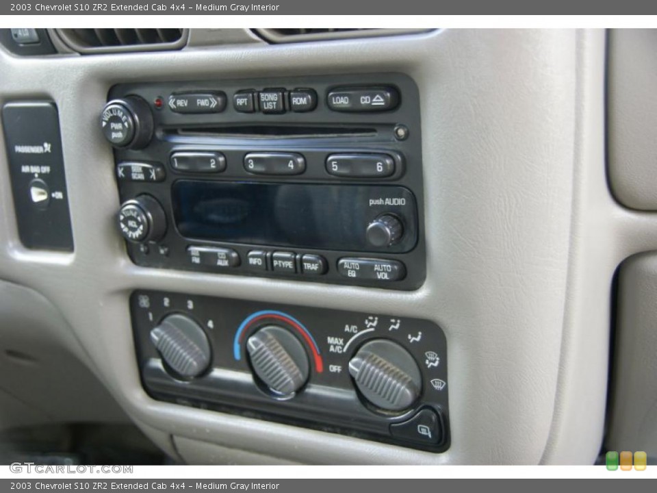 Medium Gray Interior Controls for the 2003 Chevrolet S10 ZR2 Extended Cab 4x4 #49605563