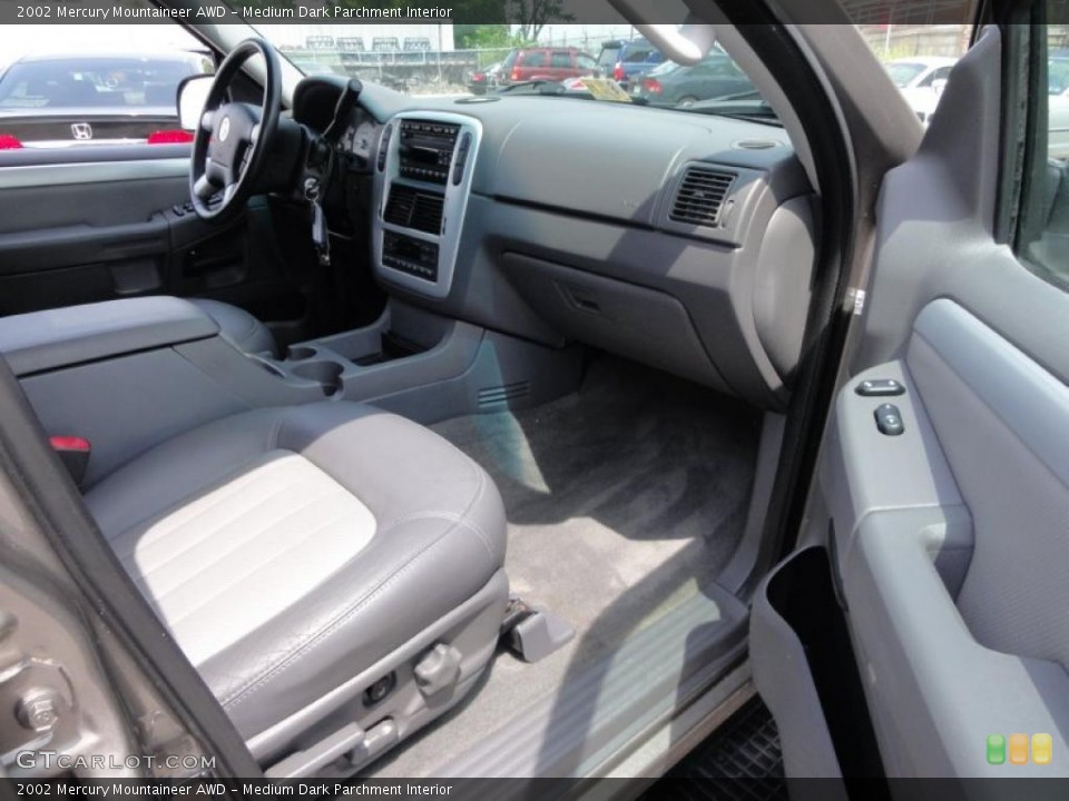 Medium Dark Parchment Interior Photo for the 2002 Mercury Mountaineer AWD #49619548