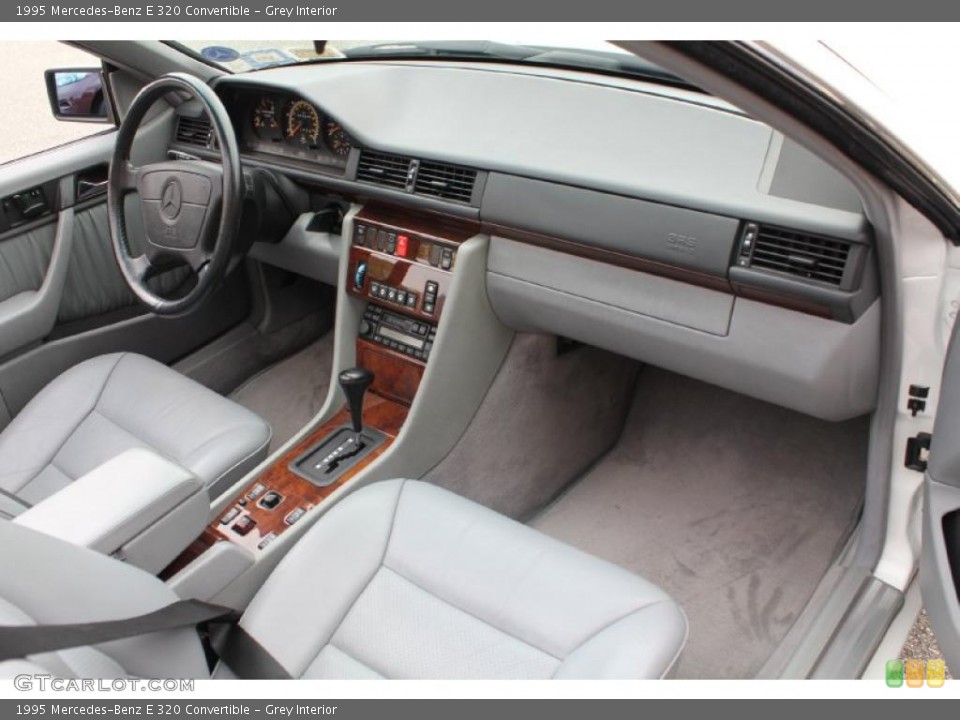 Grey Interior Photo for the 1995 Mercedes-Benz E 320 Convertible #49664933