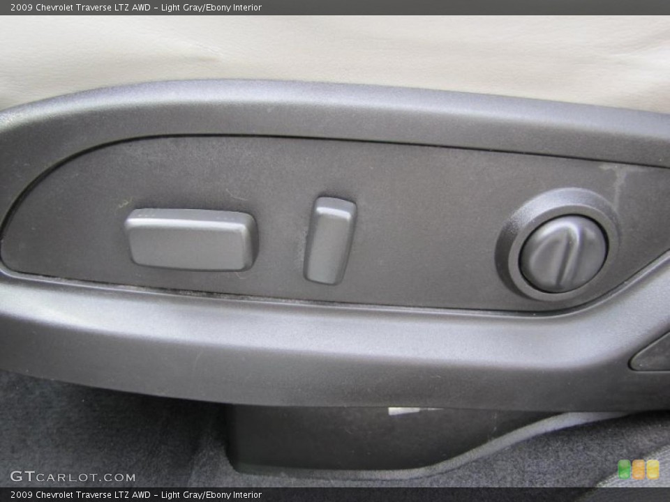 Light Gray/Ebony Interior Controls for the 2009 Chevrolet Traverse LTZ AWD #49671807