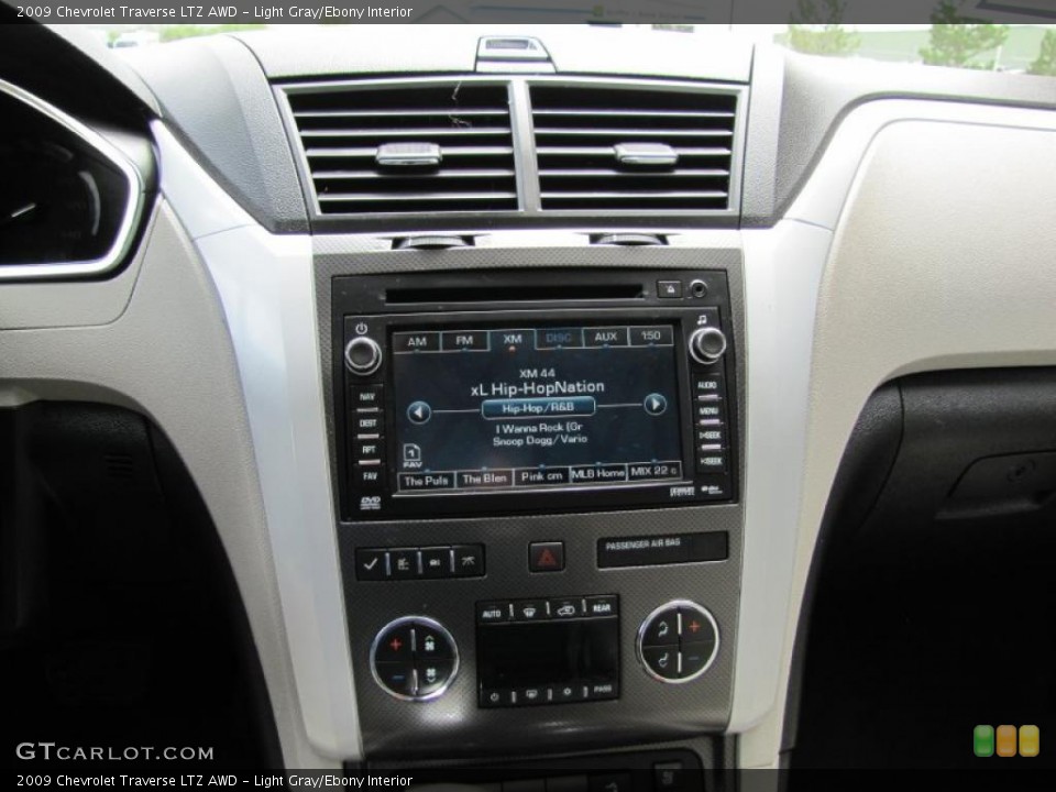 Light Gray/Ebony Interior Controls for the 2009 Chevrolet Traverse LTZ AWD #49671864