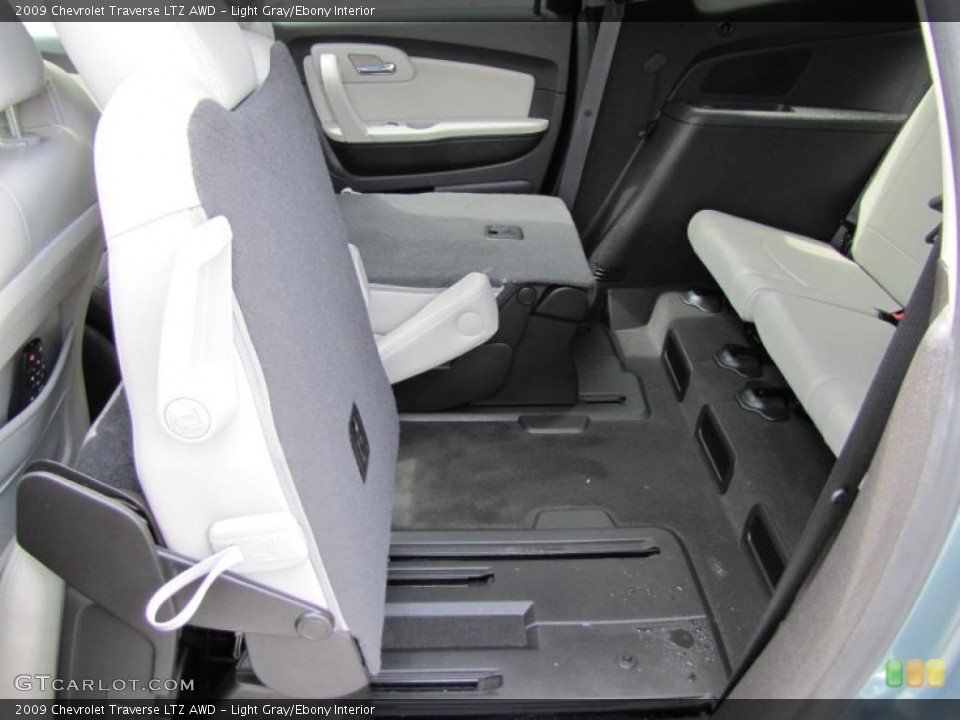 Light Gray/Ebony Interior Photo for the 2009 Chevrolet Traverse LTZ AWD #49672065
