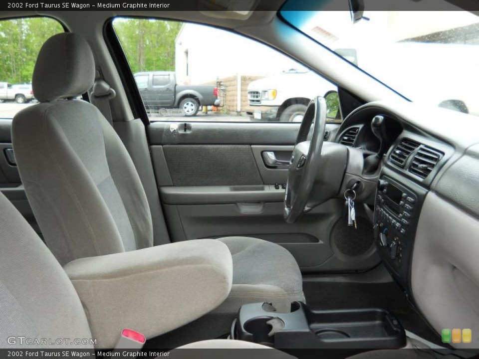 Medium Graphite Interior Photo for the 2002 Ford Taurus SE Wagon #49723441