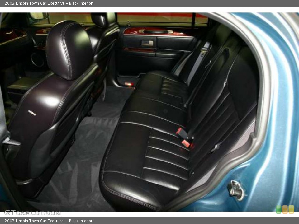 Black Interior Photo for the 2003 Lincoln Town Car Executive #49739971