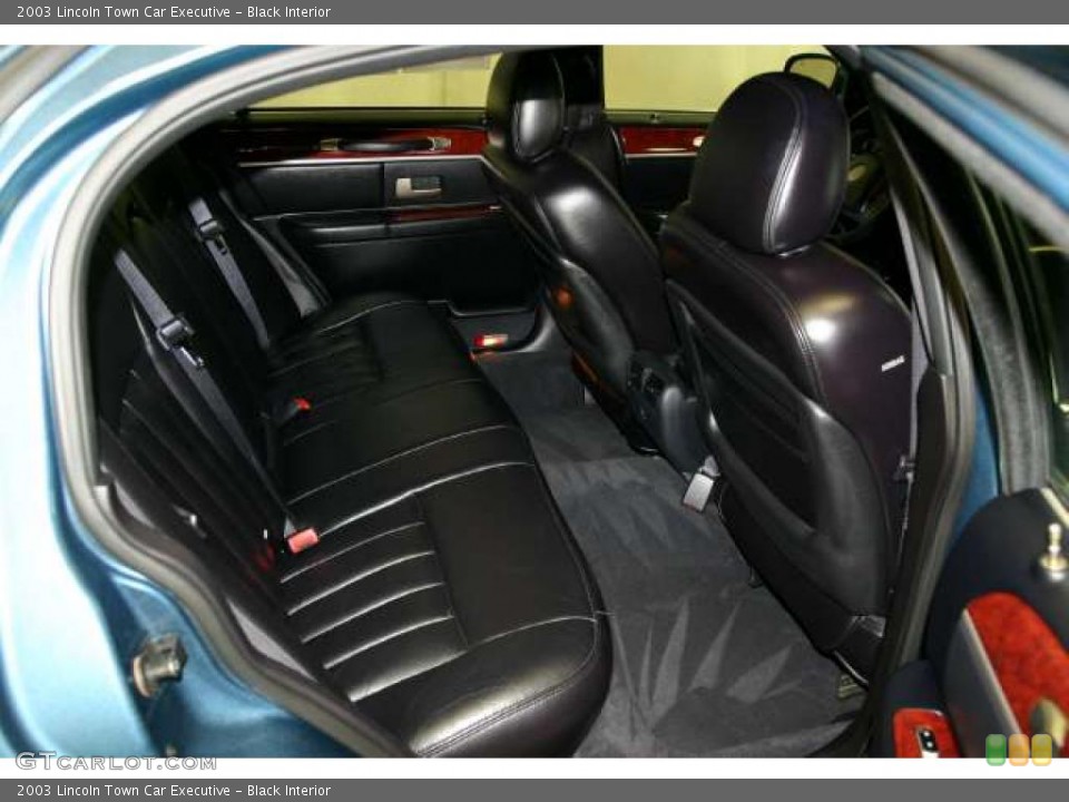 Black Interior Photo for the 2003 Lincoln Town Car Executive #49740112