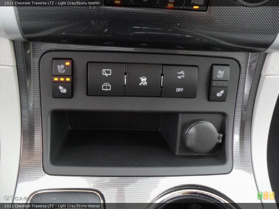 Light Gray/Ebony Interior Controls for the 2011 Chevrolet Traverse LTZ #49792103