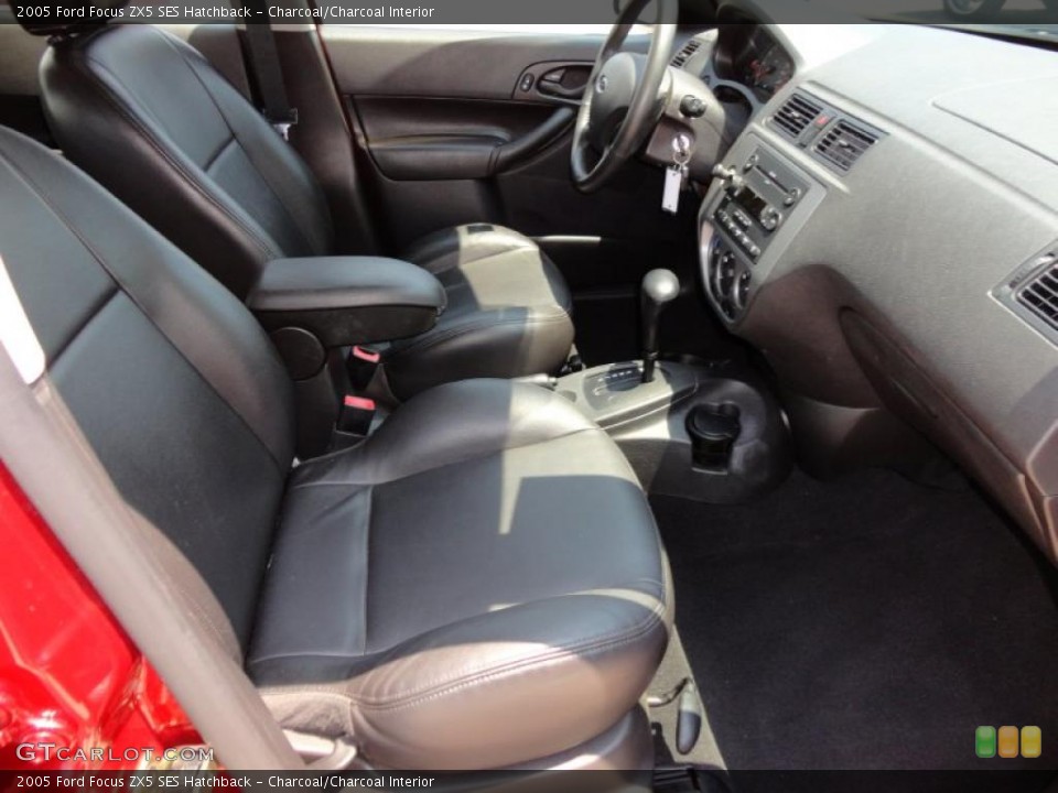 Charcoal/Charcoal Interior Photo for the 2005 Ford Focus ZX5 SES Hatchback #49794263