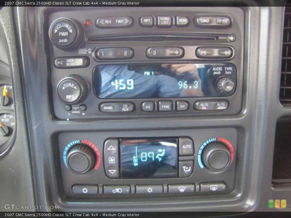 Medium Gray Interior Controls for the 2007 GMC Sierra 2500HD Classic SLT Crew Cab 4x4 #49846516