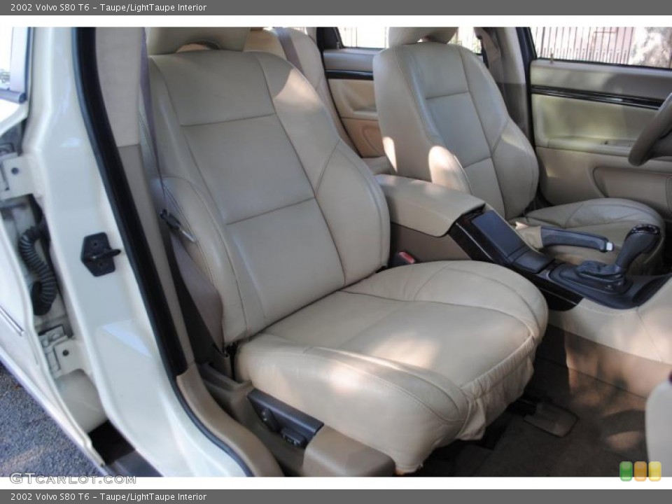 Taupe/LightTaupe Interior Photo for the 2002 Volvo S80 T6 #49871438