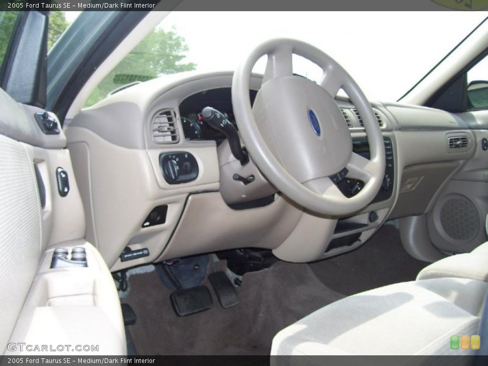 Medium/Dark Flint Interior Photo for the 2005 Ford Taurus SE #49874414