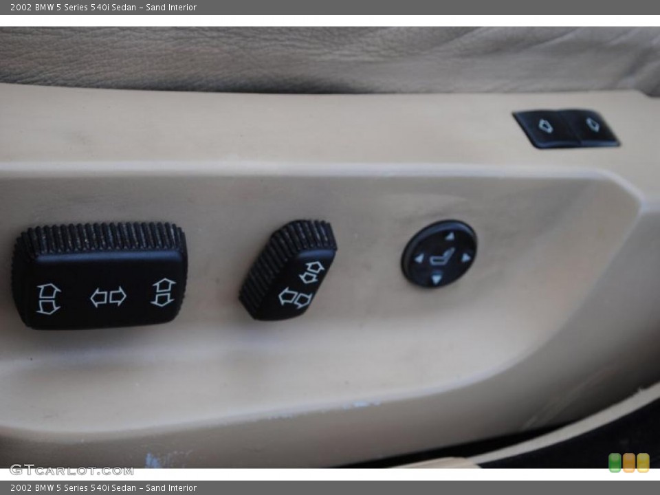 Sand Interior Controls for the 2002 BMW 5 Series 540i Sedan #49877450