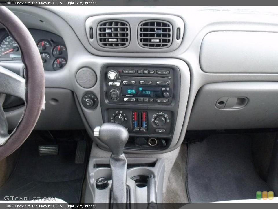 Light Gray Interior Controls for the 2005 Chevrolet TrailBlazer EXT LS #49891853