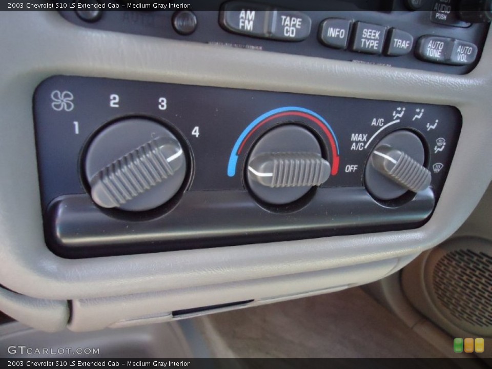 Medium Gray Interior Controls for the 2003 Chevrolet S10 LS Extended Cab #49905505