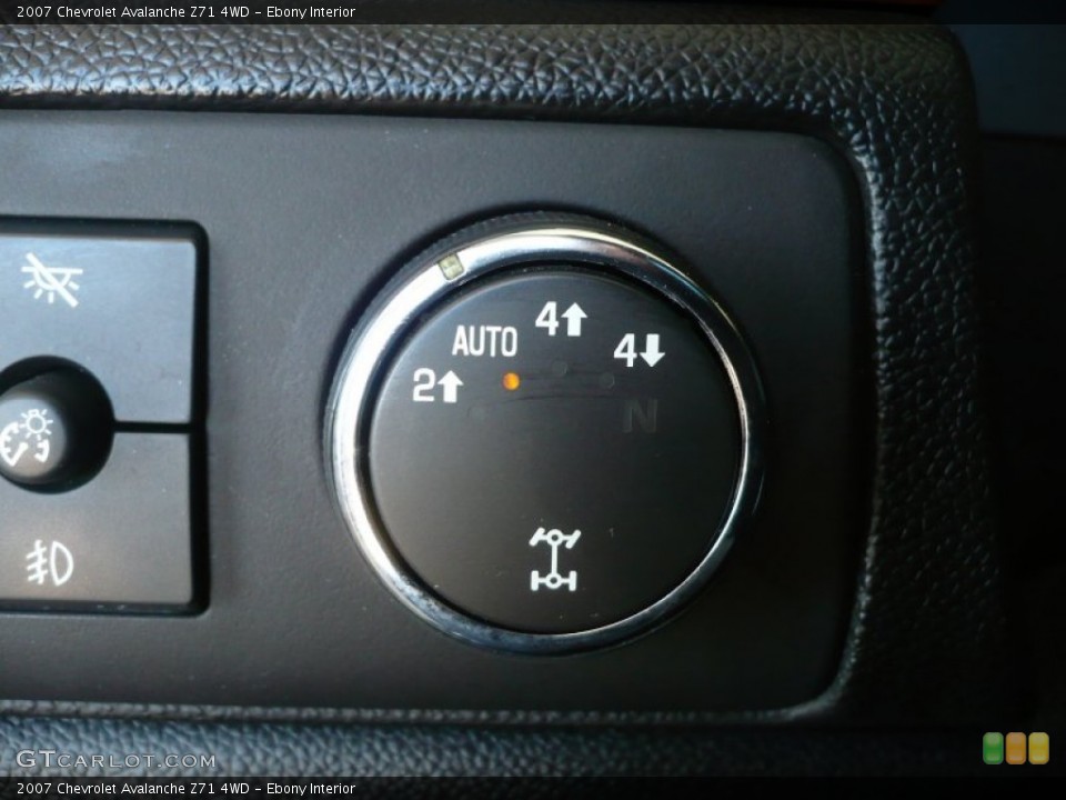 Ebony Interior Controls for the 2007 Chevrolet Avalanche Z71 4WD #49923531
