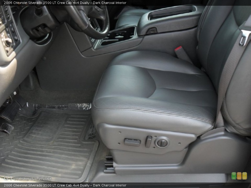 Dark Charcoal Interior Photo for the 2006 Chevrolet Silverado 3500 LT Crew Cab 4x4 Dually #49996395