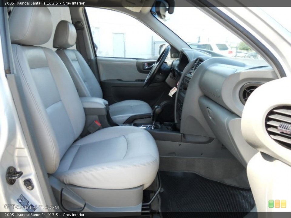 Gray Interior Photo for the 2005 Hyundai Santa Fe LX 3.5 #50078833