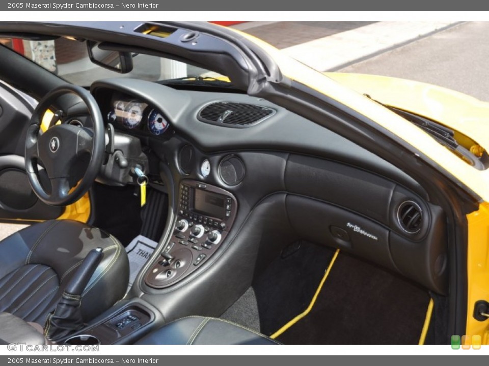 Nero Interior Photo for the 2005 Maserati Spyder Cambiocorsa #50107023