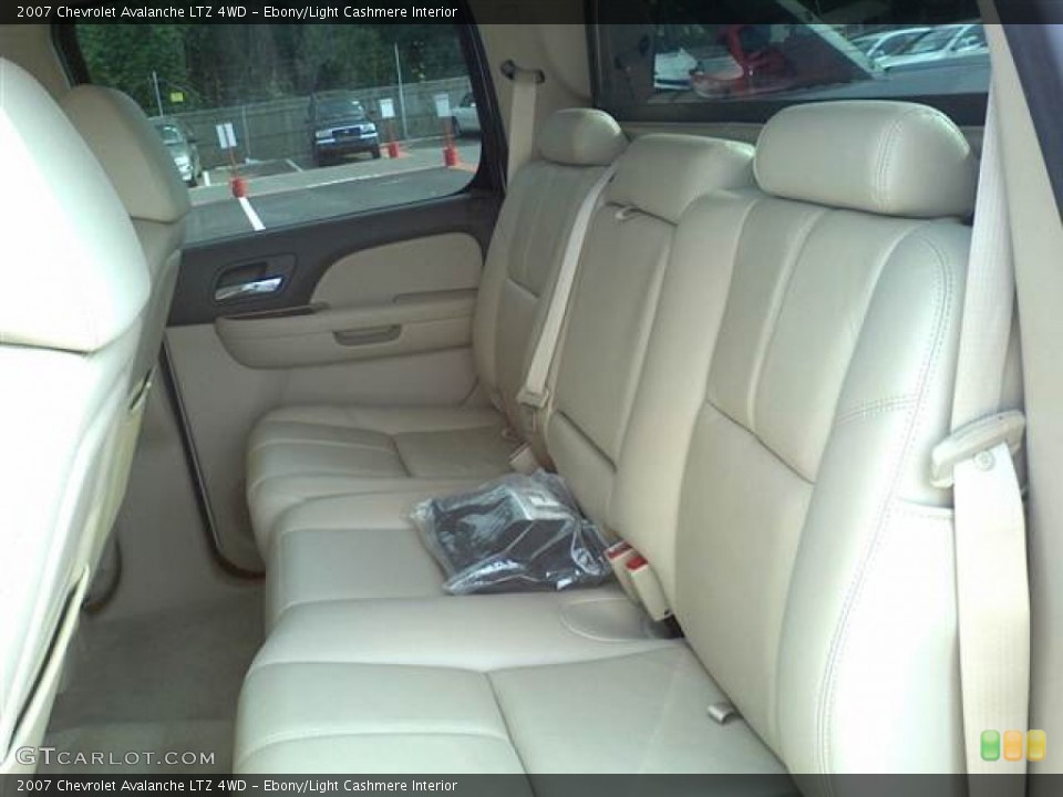 Ebony/Light Cashmere Interior Photo for the 2007 Chevrolet Avalanche LTZ 4WD #50144485