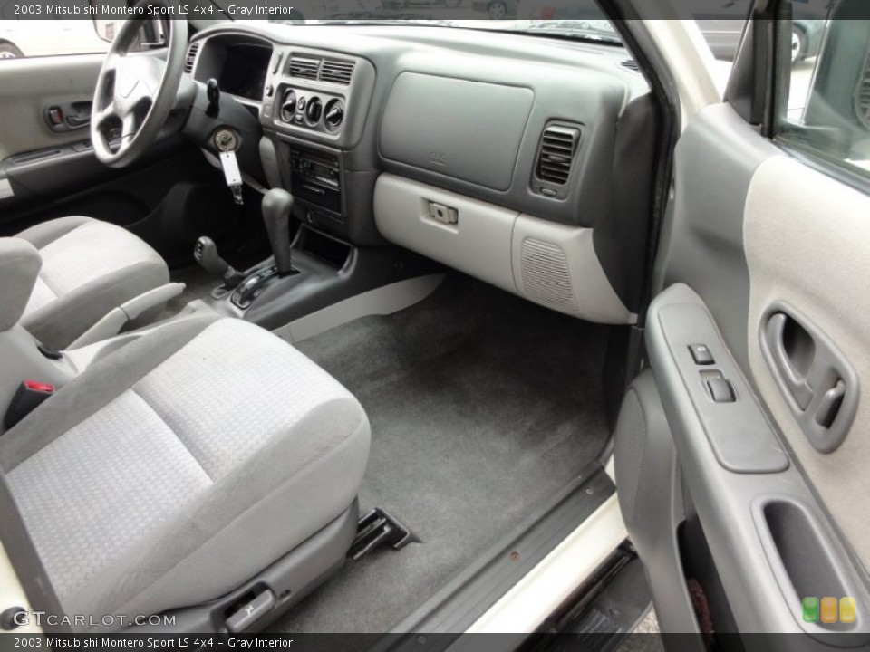 Gray Interior Photo for the 2003 Mitsubishi Montero Sport LS 4x4 #50173202