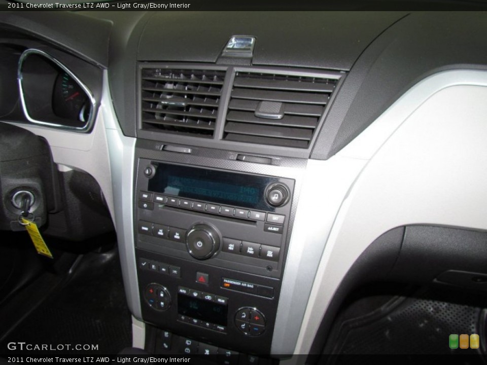 Light Gray/Ebony Interior Controls for the 2011 Chevrolet Traverse LTZ AWD #50271519