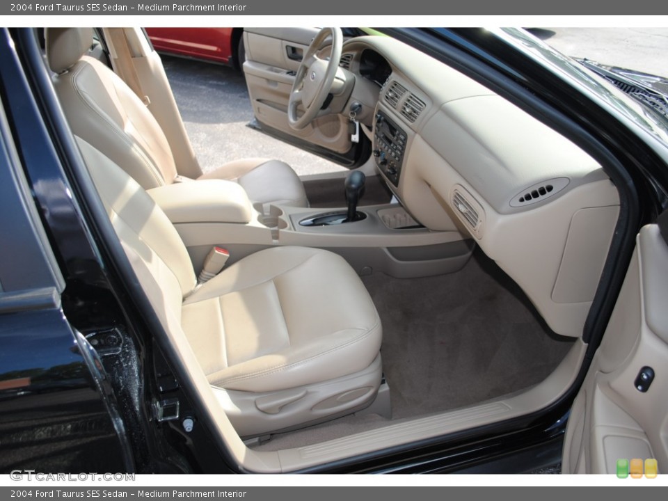 Medium Parchment Interior Photo for the 2004 Ford Taurus SES Sedan #50341863