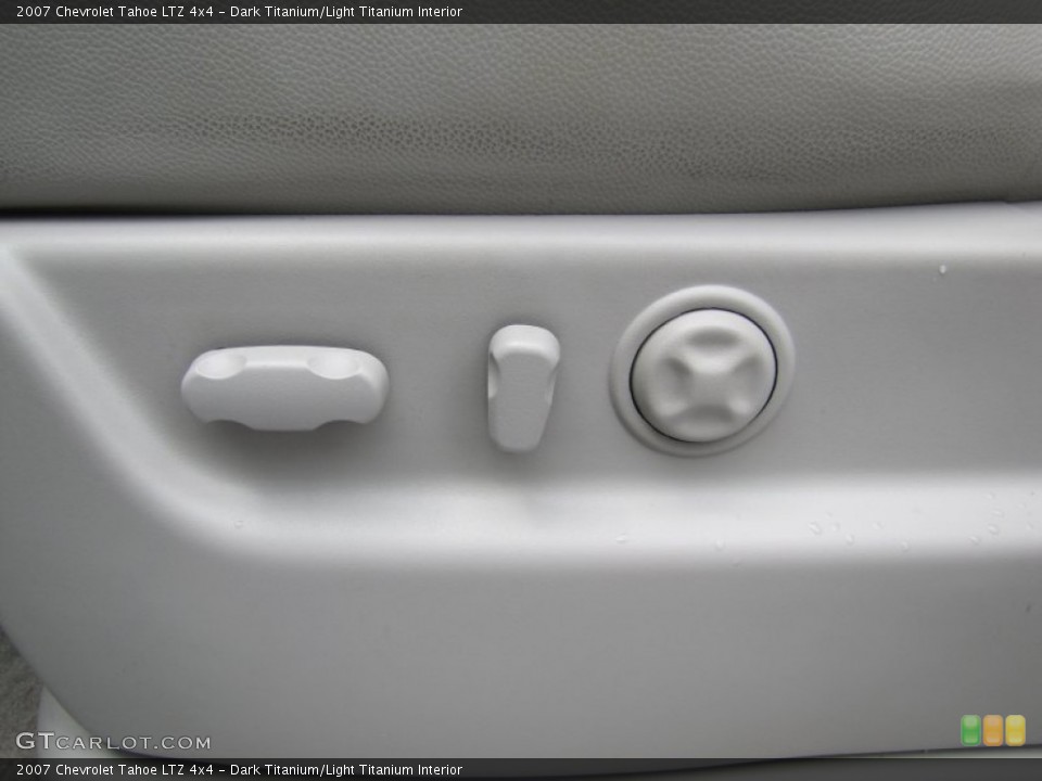 Dark Titanium/Light Titanium Interior Controls for the 2007 Chevrolet Tahoe LTZ 4x4 #50361825