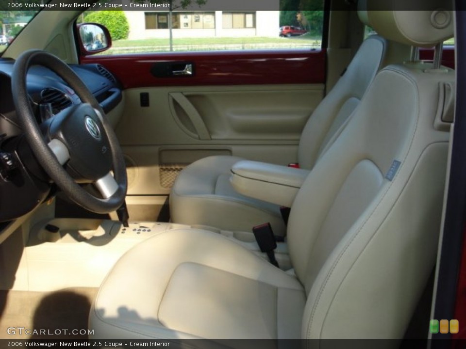 Cream Interior Photo for the 2006 Volkswagen New Beetle 2.5 Coupe #50385681