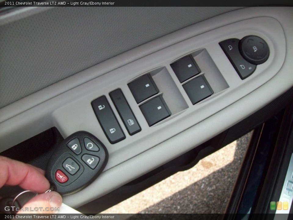 Light Gray/Ebony Interior Controls for the 2011 Chevrolet Traverse LTZ AWD #50423527