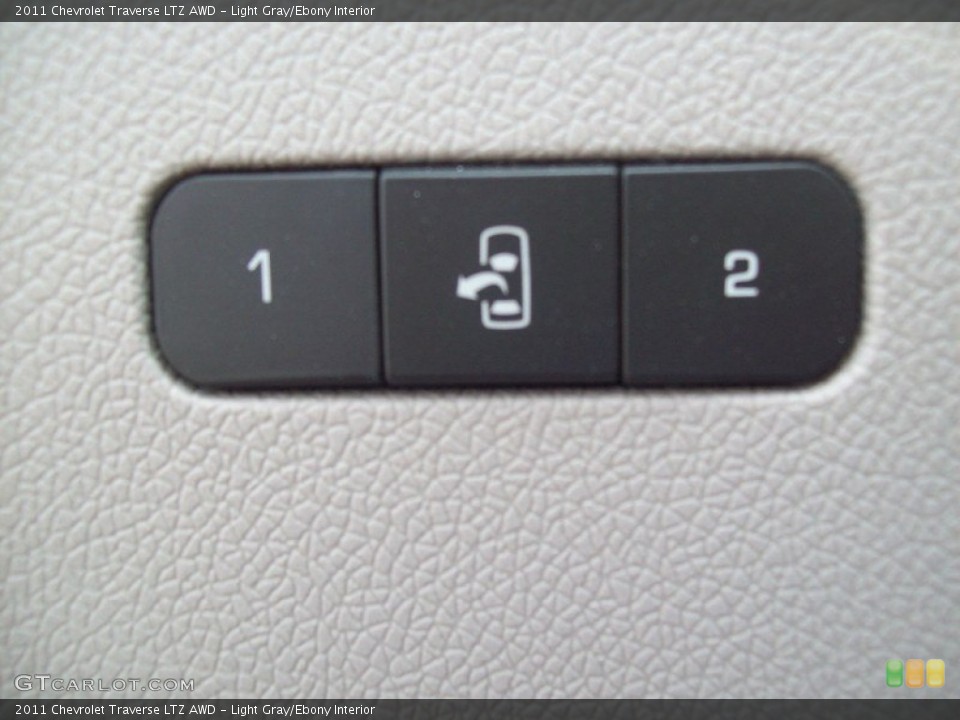Light Gray/Ebony Interior Controls for the 2011 Chevrolet Traverse LTZ AWD #50423845