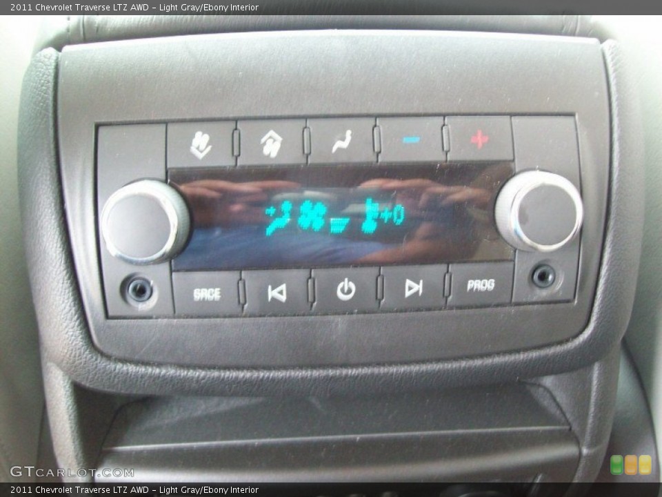 Light Gray/Ebony Interior Controls for the 2011 Chevrolet Traverse LTZ AWD #50423872