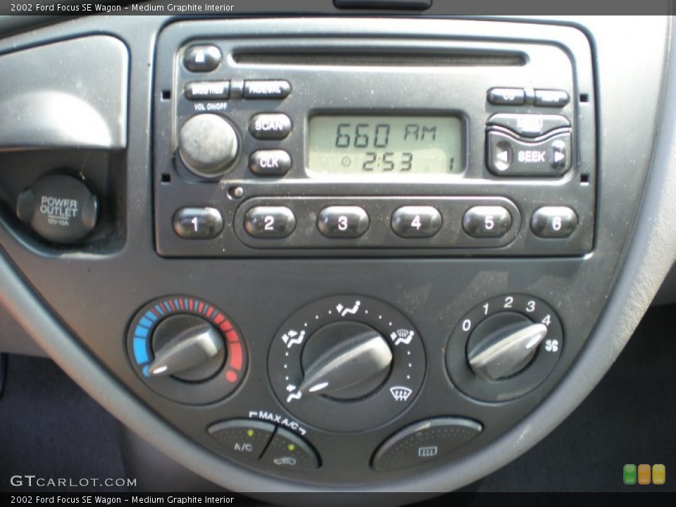 Medium Graphite Interior Controls for the 2002 Ford Focus SE Wagon #50433958