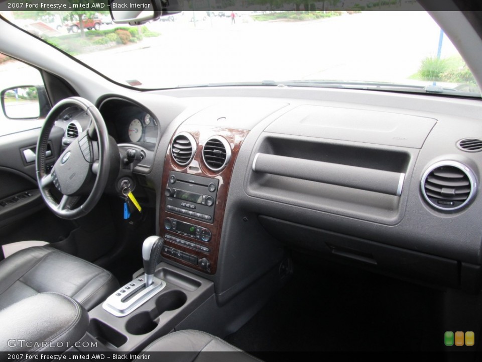 Black Interior Dashboard for the 2007 Ford Freestyle Limited AWD #50503474