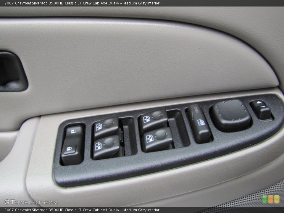 Medium Gray Interior Controls for the 2007 Chevrolet Silverado 3500HD Classic LT Crew Cab 4x4 Dually #50524372